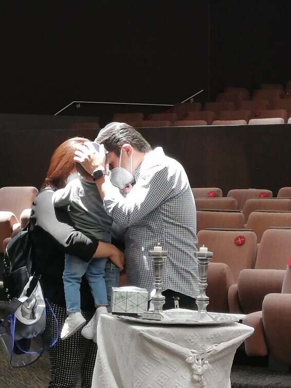 מתייחדים בבית הכנסת במקסיקו // צילום: בית הכנסת רמת שלום